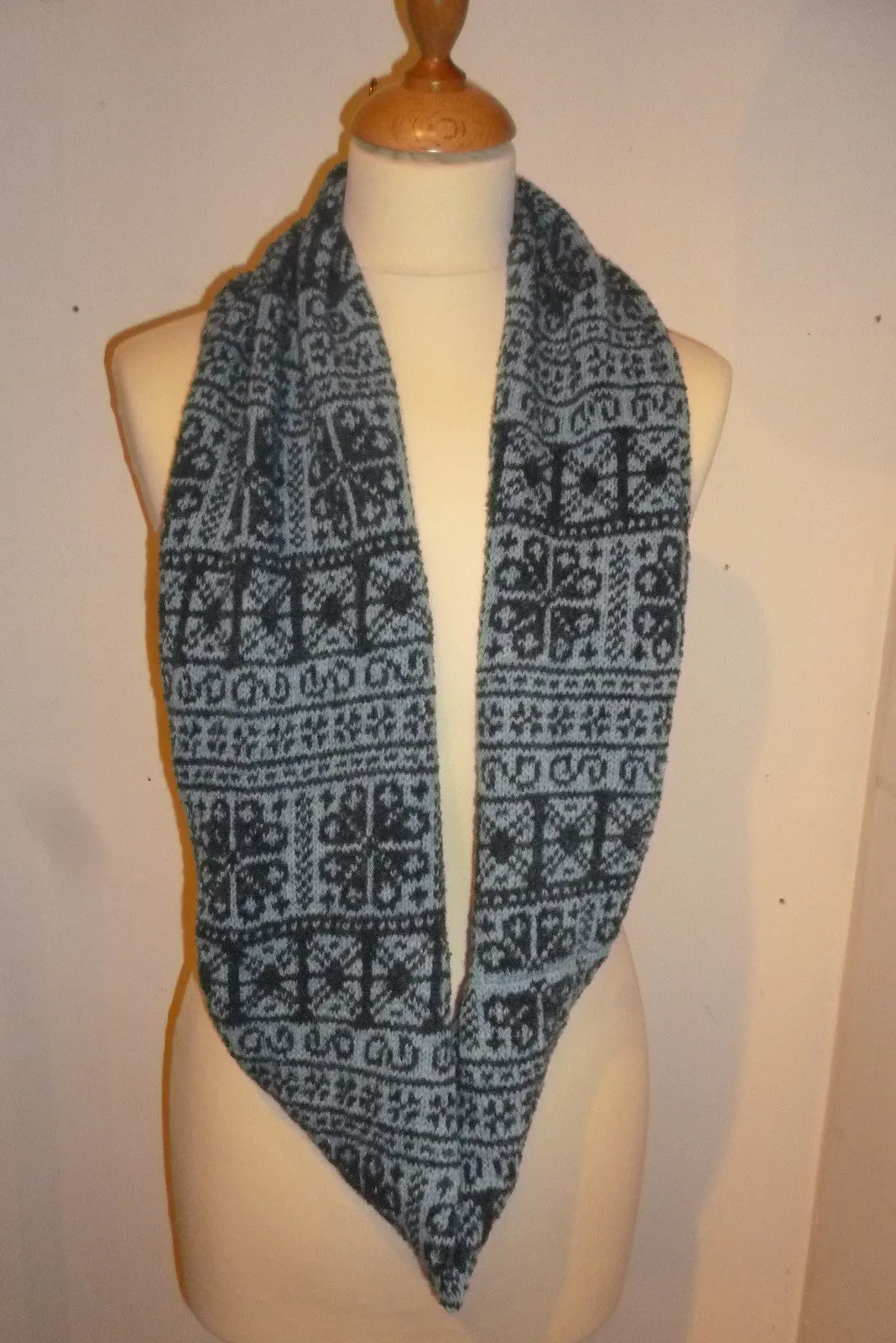 Annie Glue Two colour Navy and Light Blue fair Isle Snood