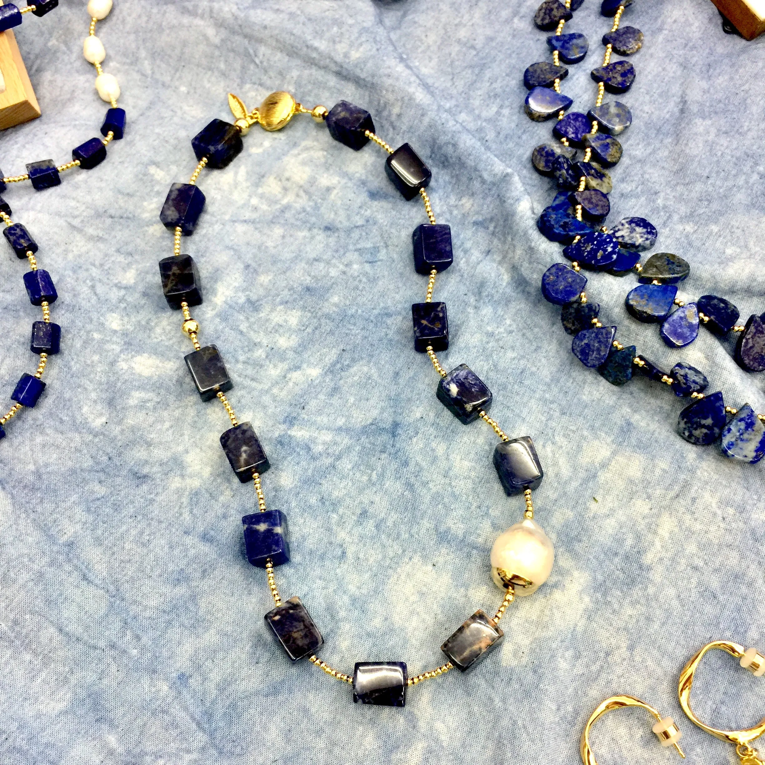 Sodalite With Baroque Pearl Short Necklace CN030